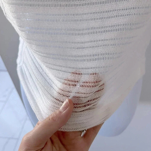 GUESS Los Angelos/ White sheer knit tee-shirt/ Short sleeve/ Size US  XS - Picture 3 of 9